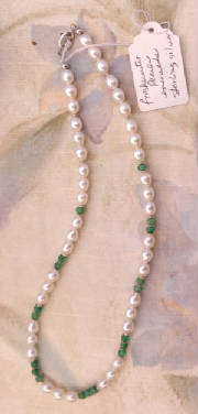 white_pearls_emeralds_necklace.jpg